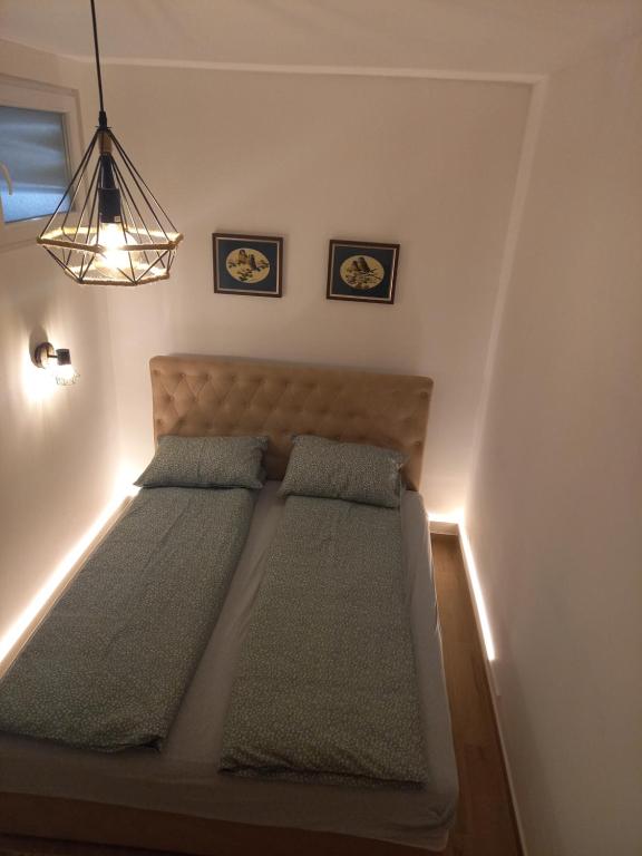 Postel nebo postele na pokoji v ubytování Apartman Zeleni vrhovi