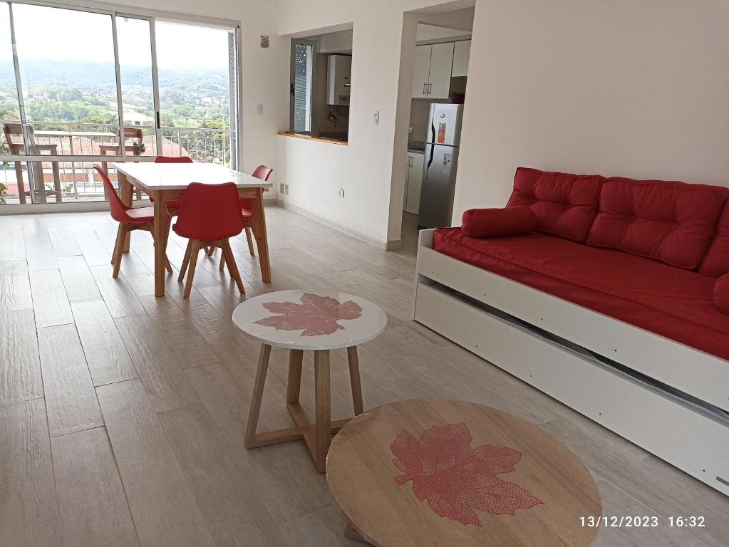 聖薩爾瓦多德胡胡伊的住宿－Los Juncos Jujuy，客厅配有红色的沙发和桌子