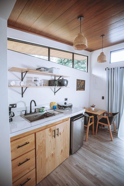 Kuchyň nebo kuchyňský kout v ubytování Natura Bungalows