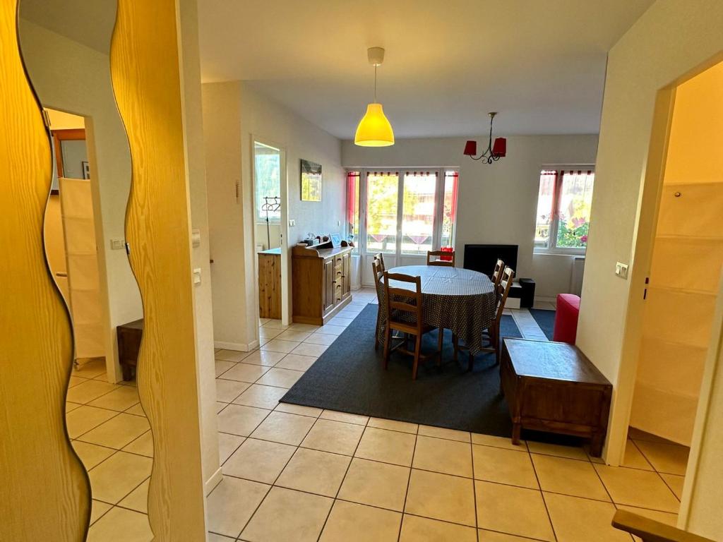 un salon et une salle à manger avec une table et des chaises dans l'établissement Appartement 6 pers. avec balcon et garage au cœur de Villard-de-Lans - FR-1-515-198, à Villard-de-Lans