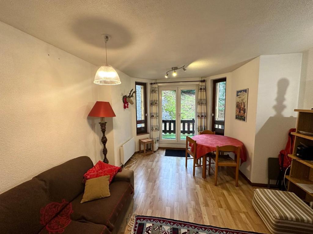 un salon avec un canapé et une table dans l'établissement Appartement 2 Pièces avec Jardin et Balcon à Villard-de-Lans, Proche Centre et Navettes - FR-1-515-196, à Villard-de-Lans