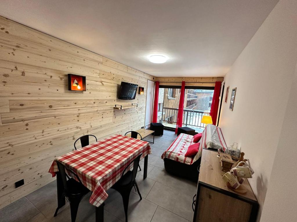 un salon avec une table et un canapé dans l'établissement Charmant 2 pièces rénové avec balcon Sud/Ouest, proche centre de Villard de Lans et station - FR-1-515-199, à Villard-de-Lans