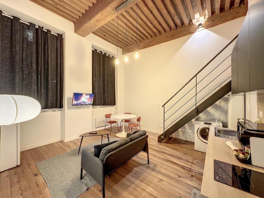 - un salon avec un canapé et un escalier dans l'établissement Cosy appt, Croix Rousse Duviard 1, à Lyon