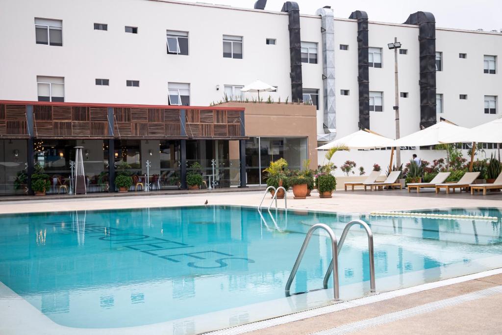 a large swimming pool in front of a hotel at DM Hoteles Tacna in Tacna