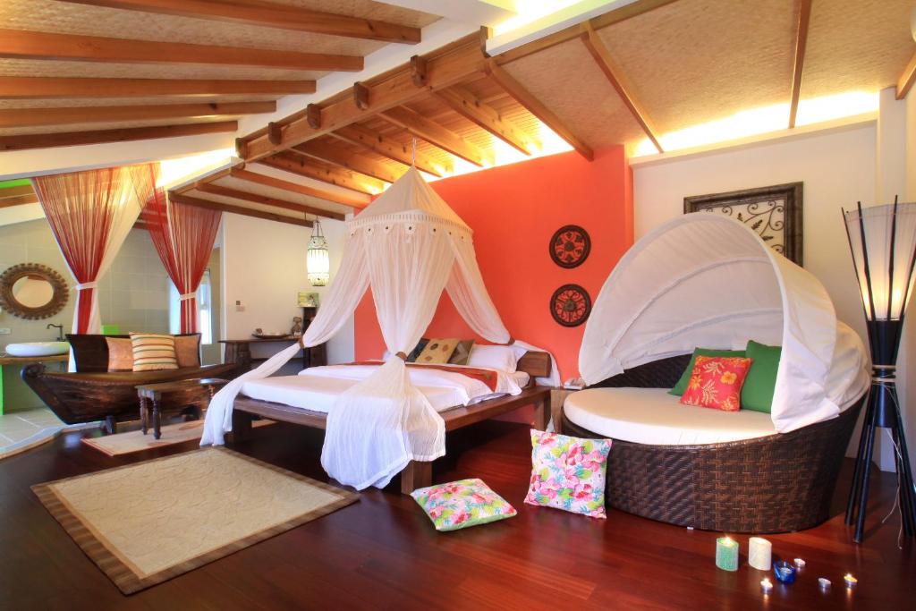 2 camas en una habitación con paredes de color naranja en Spring Villa, en Dongshan