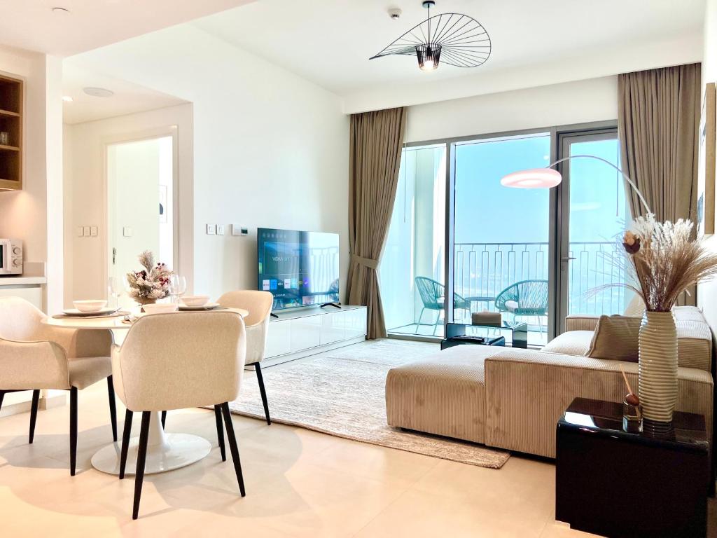 - un salon avec un canapé et une table dans l'établissement Downtown Views 1BR - Dubai Mall, Fountain & Burj Khalifa access, à Dubaï
