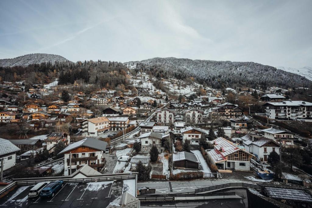 サン・ジェルヴェ・レ・バンにあるApartment close to town center with mountain viewsの雪山家屋敷町