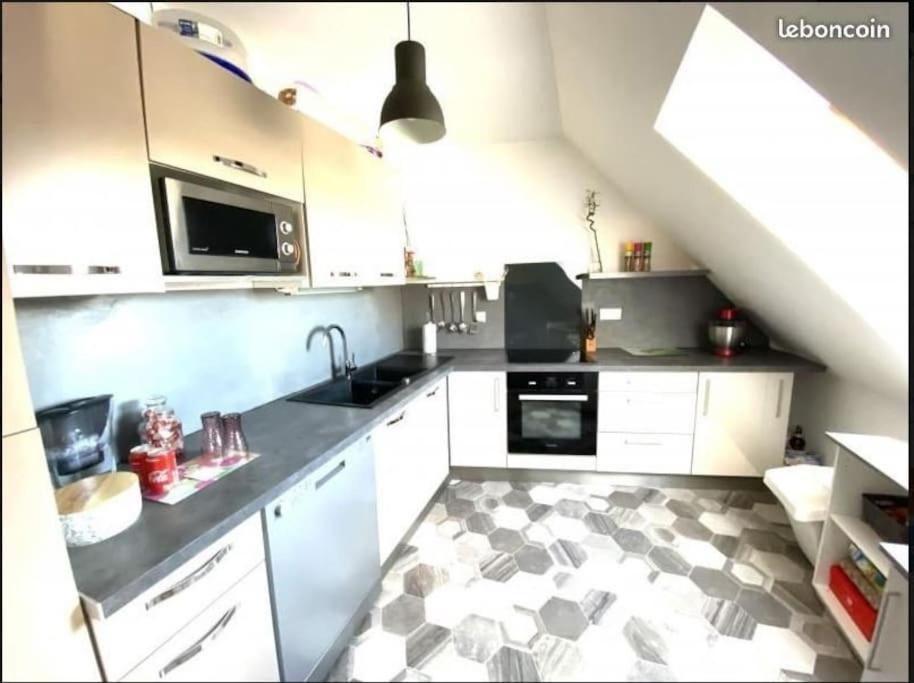 - une cuisine avec des placards blancs et un évier dans l'établissement Appartement 2 chambres, à Colmar