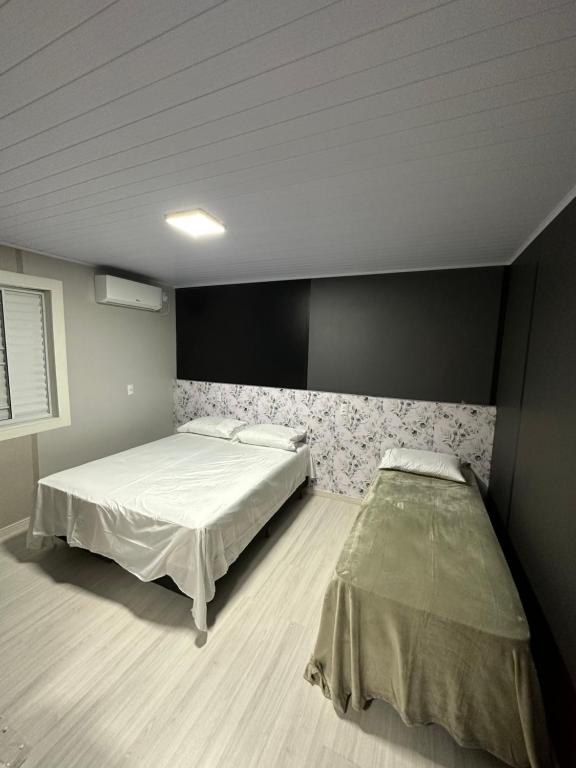 1 Schlafzimmer mit 2 Betten in einem Zimmer in der Unterkunft Loft Lux 1 in Chapecó