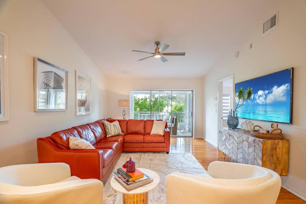 Seating area sa Condo in Naples Near Mercato and Close to Vanderbilt Beach