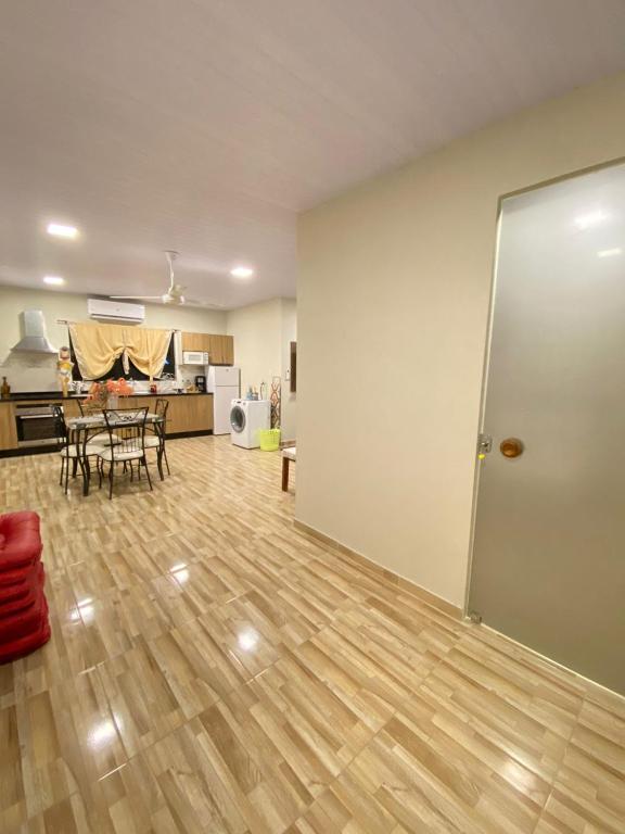Kuchyň nebo kuchyňský kout v ubytování Apartamento entero en Caacupé.