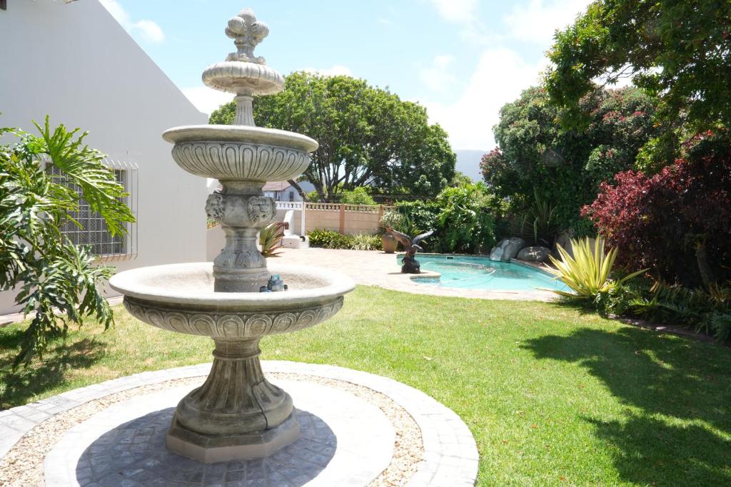 een grote fontein in het midden van een tuin bij The Dahlia in Kaapstad