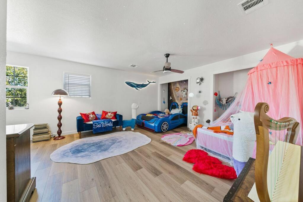 聖安東尼奧的住宿－VIPKids Seaworld Extravaganza，一间设有儿童房的房间,配有一张床和一个游乐区