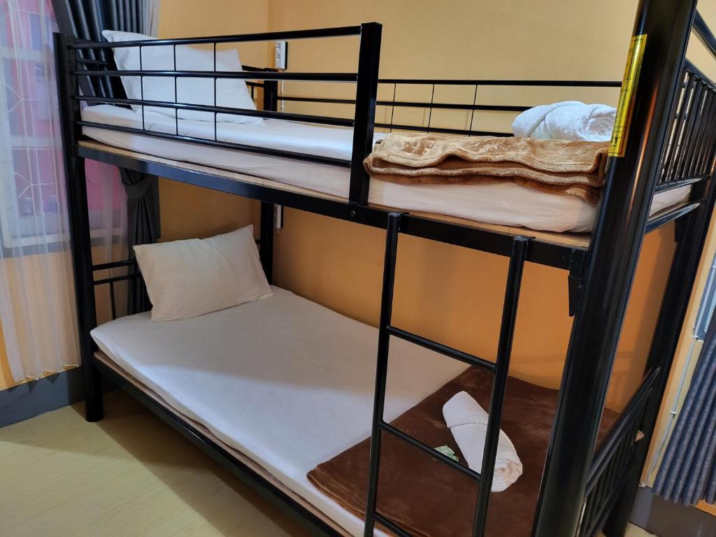 Dewi Sri Guesthouse - Bunk Bed In Mixed Dormitory Room