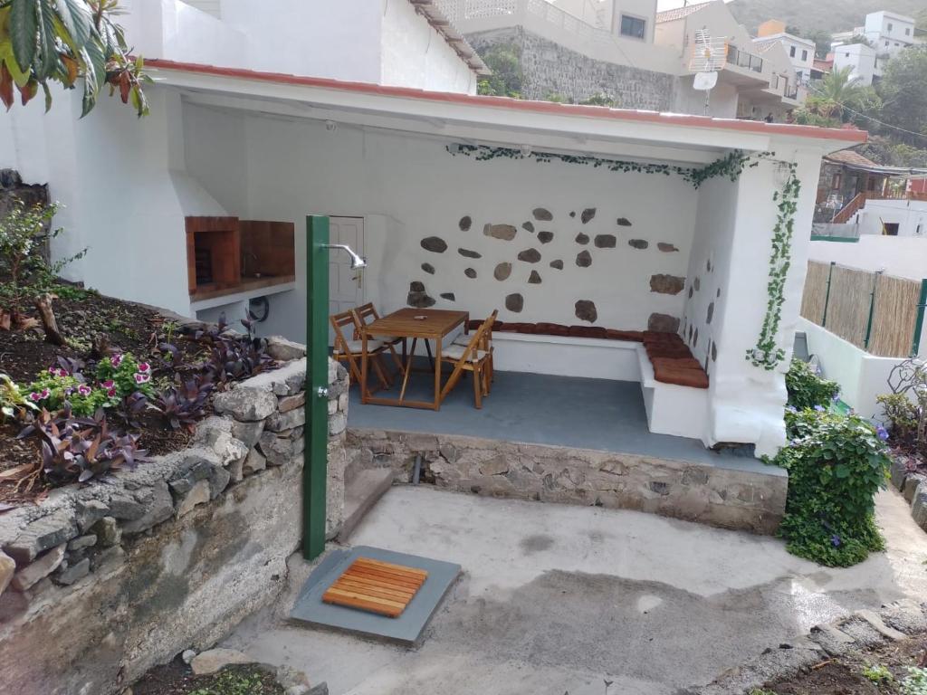 a view of the outside of a house with a table at Casa Carlota in Hermigua