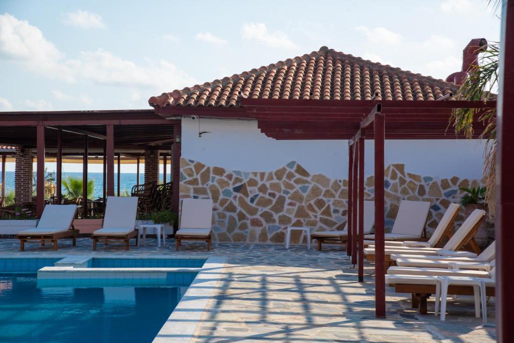 Bazén v ubytování Poseidon Beach Hotel nebo v jeho okolí