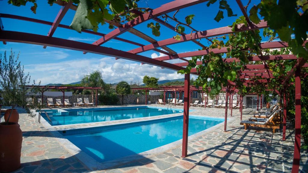 Bazén v ubytování Poseidon Beach Hotel nebo v jeho okolí
