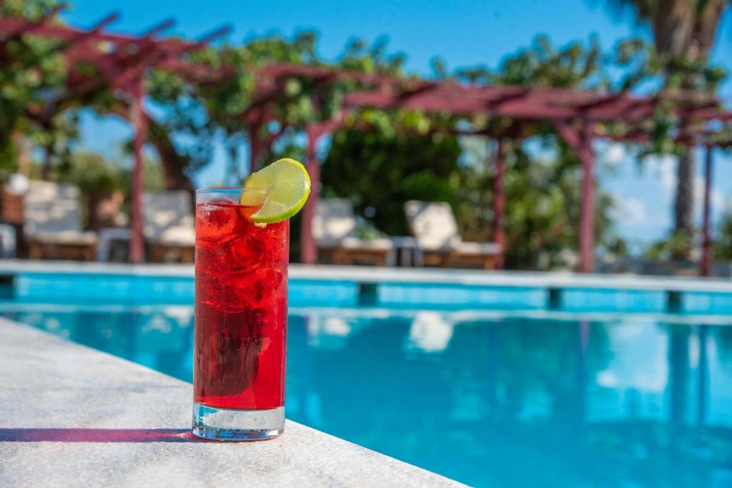Bazén v ubytování Poseidon Beach Hotel nebo v jeho okolí