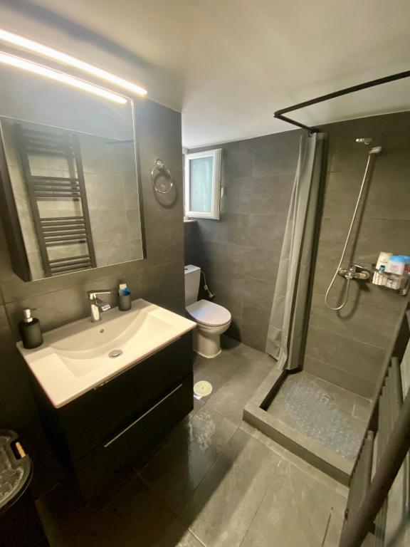 Koupelna v ubytování Cozy flat Korydallos