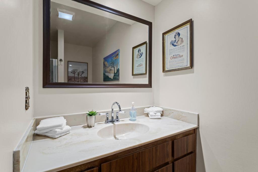 Vannituba majutusasutuses Joshua Tree House with Great View - 1 min from visitor center!