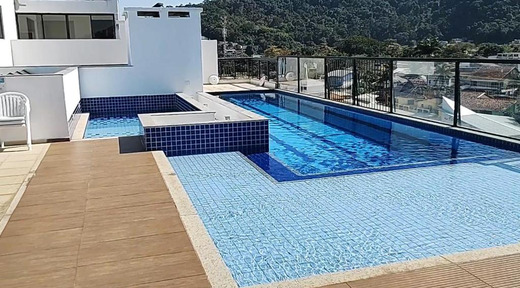 una piscina en la azotea de un edificio en Sol Marina Loft en Mangaratiba