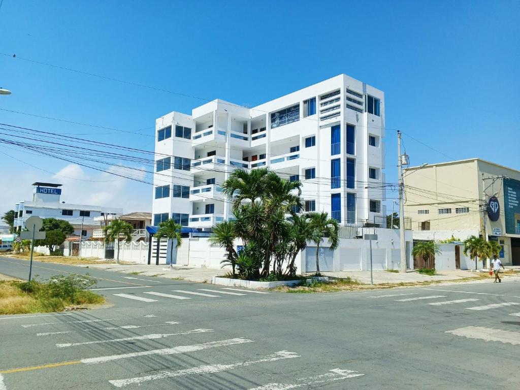 una calle vacía frente a un edificio blanco en HOSTERIA LA COSTANERA, en Salinas