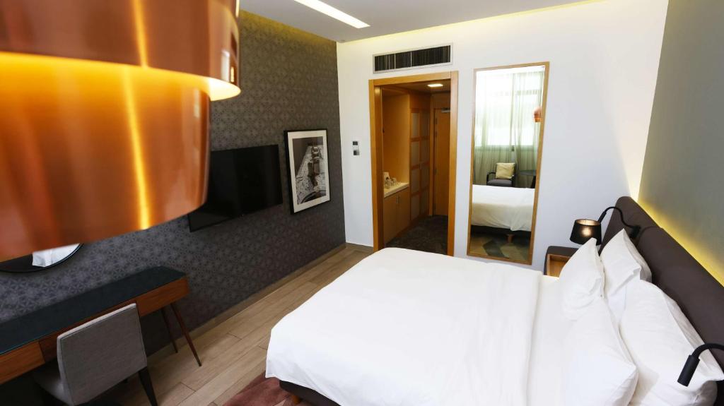 Postel nebo postele na pokoji v ubytování Radisson Blu Hotel, Beirut Verdun