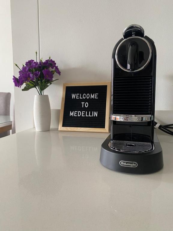 a black blender sitting on a counter with a sign at Hermoso, moderno y confortable apartamento. in Bello
