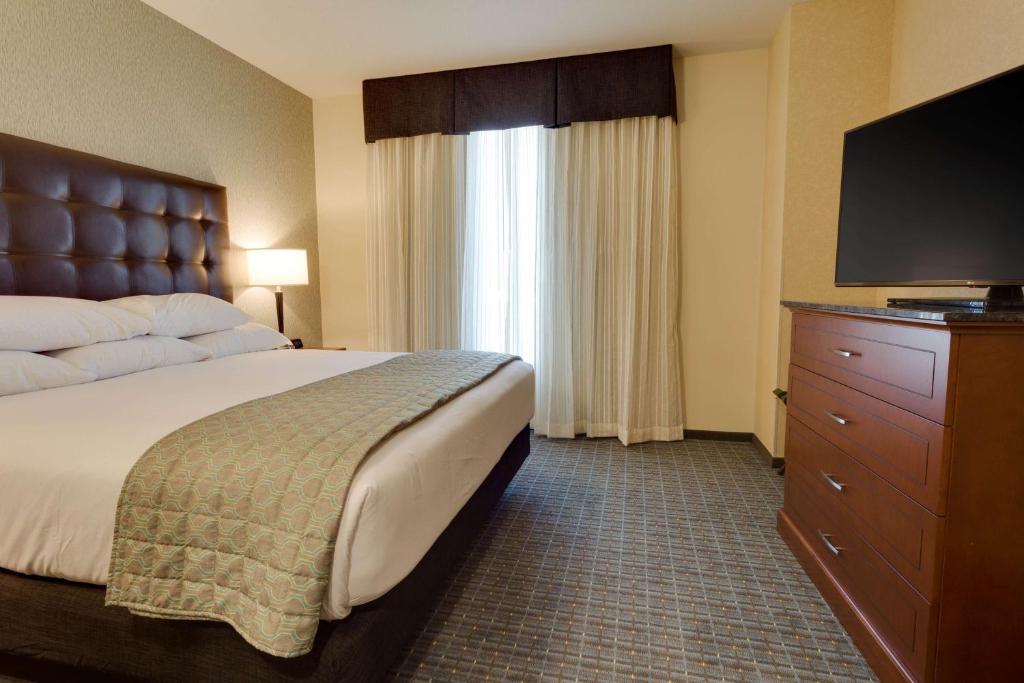 Drury Plaza Hotel St. Louis St. Charles - King Suite Con Sofá Cama