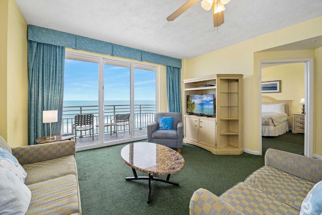 Televiisor ja/või meelelahutuskeskus majutusasutuses Luxury 15th Floor 3 BR Condo Direct Oceanfront Wyndham Ocean Walk Resort Daytona Beach | 1511