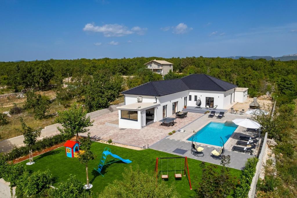 uma vista aérea de uma casa com piscina em NEW! Villa Lukas with 44m2 pool in Makarska hinterland em Gornji Vinjani