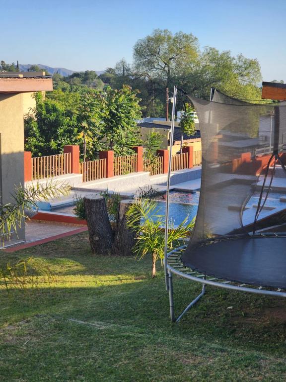 un tobogán en un patio con piscina en El 5to Elemento en La Falda