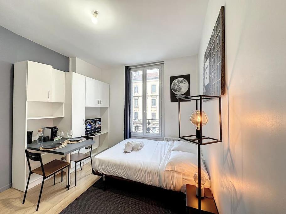 um quarto com uma cama, uma mesa e uma secretária em Cosy studio, Cours Émile Zola 2 em Villeurbanne