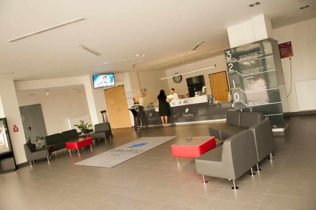Televízia a/alebo spoločenská miestnosť v ubytovaní Hotel Meeting
