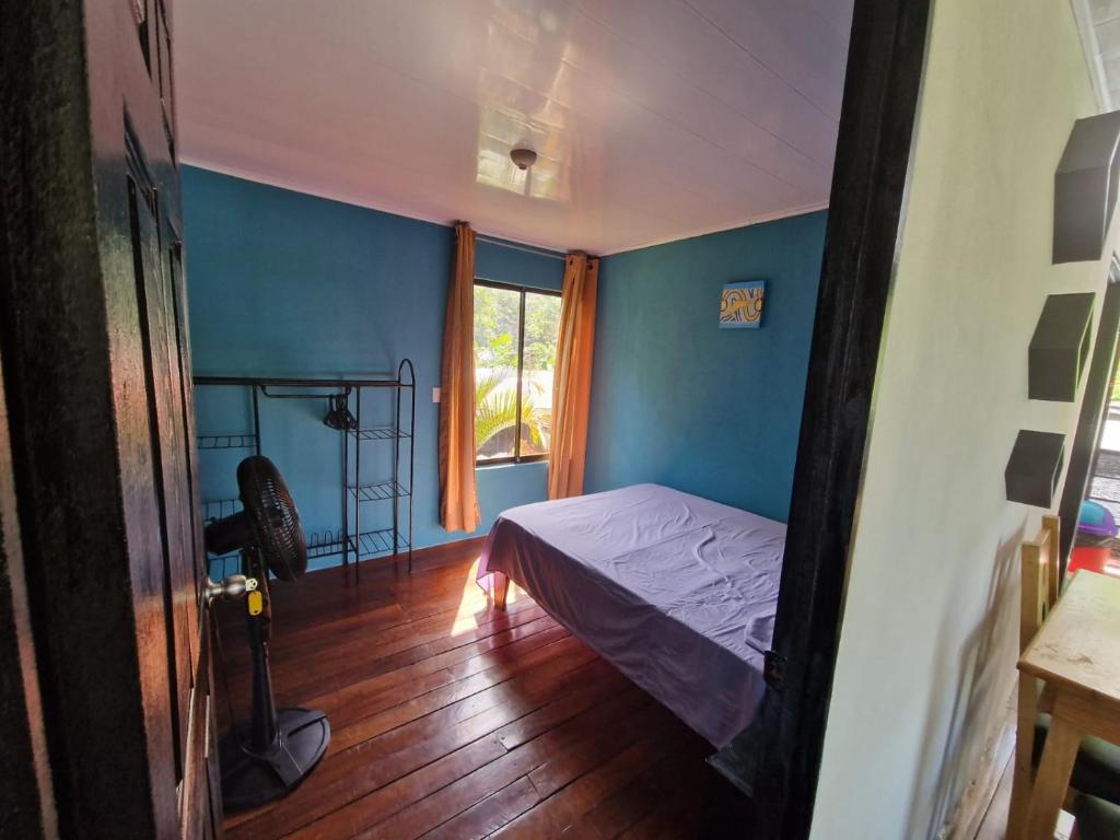 ein kleines Schlafzimmer mit einem Bett und einem Fenster in der Unterkunft Casa luna in Puerto Viejo
