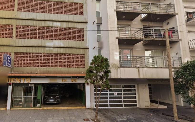 un bâtiment avec un garage avec une voiture dans l'établissement Confortable Departamento en Mar del Plata, à Mar del Plata