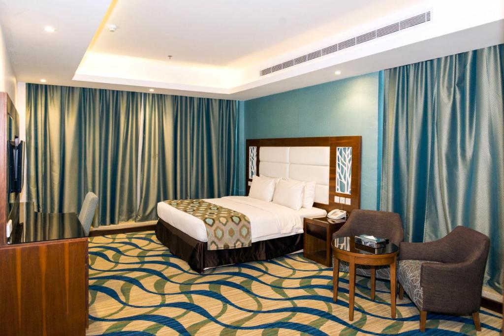 ein Hotelzimmer mit einem Bett und einem Stuhl in der Unterkunft فندق ستي فيو- City View Hotel in Dschidda