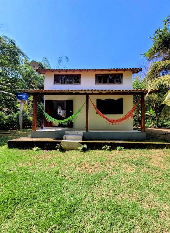 a house with red and green flags in front of it at Casa da Neia in Paraty
