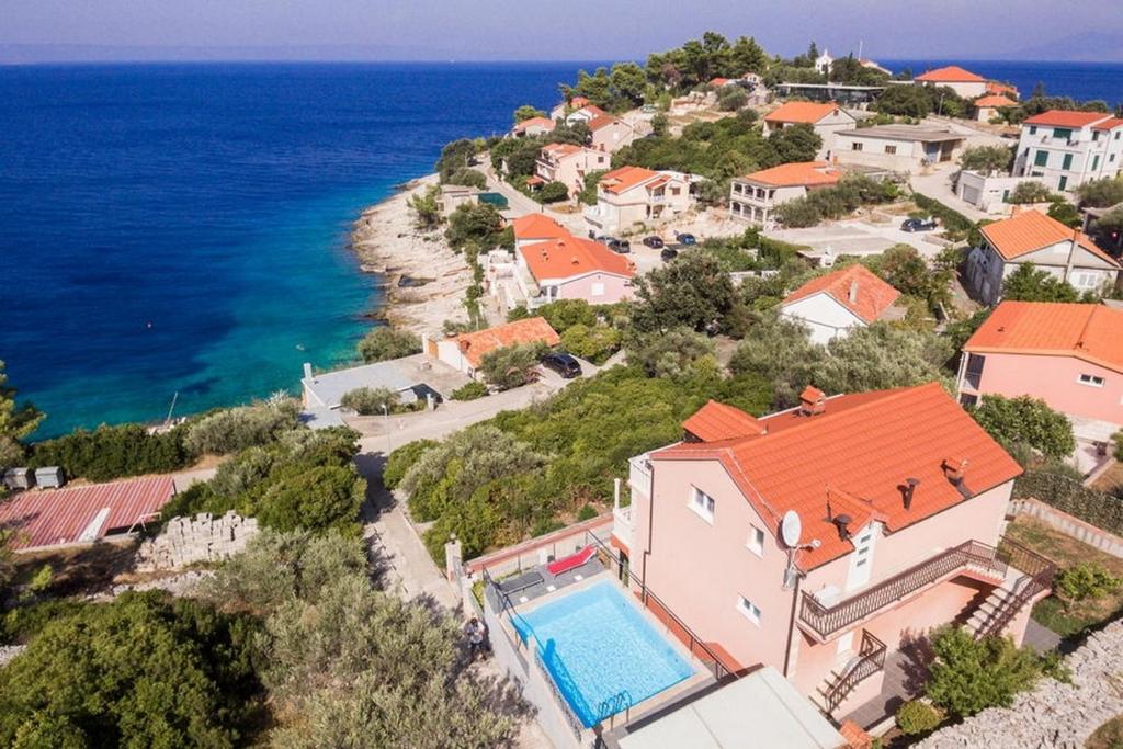 una vista aérea de una casa con piscina en Seaside family friendly house with a swimming pool Prigradica, Korcula - 21022, en Blato