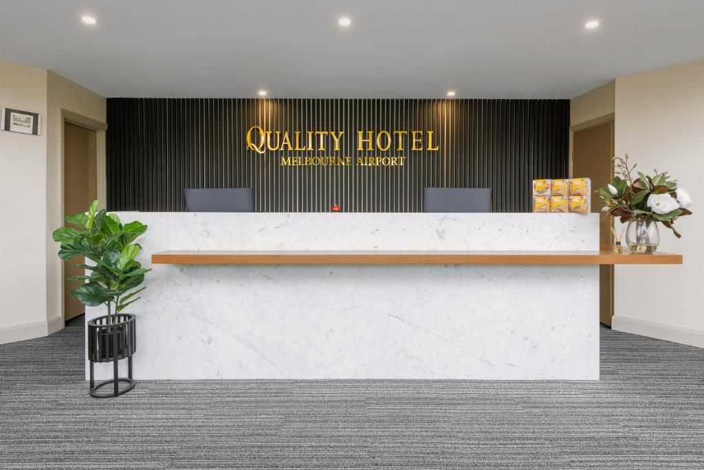 una hall con reception in un hotel di Quality Hotel Melbourne Airport a Melbourne