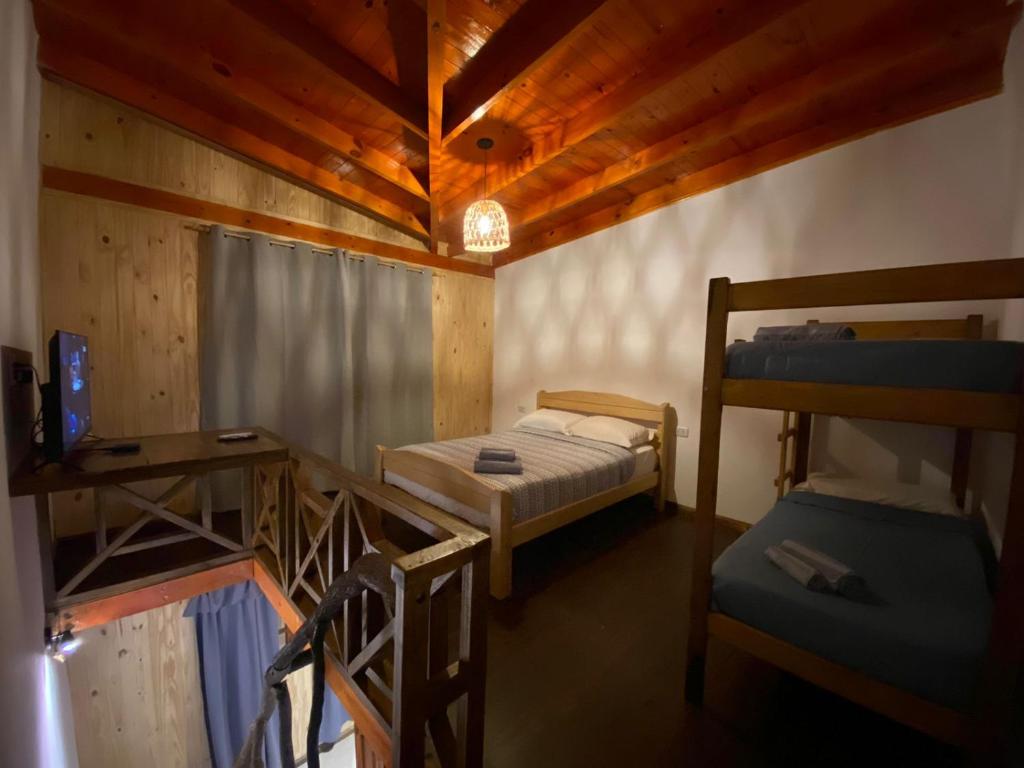 Cette chambre comprend 2 lits superposés et une télévision. dans l'établissement Hospedaje El Tucan, à Puerto Iguazú