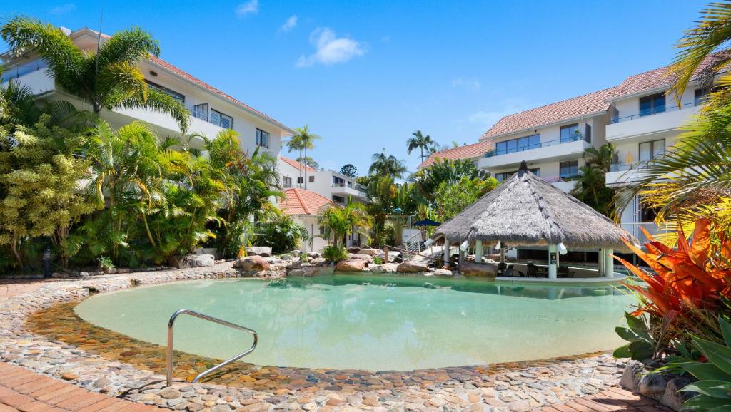 una piscina frente a un hotel en Noosa International Resort, en Noosa Heads