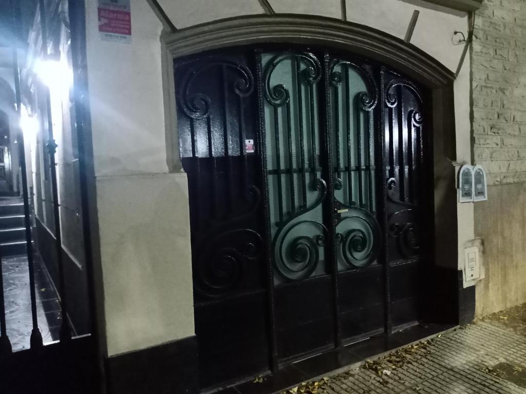 a black metal door in a building at Departamento monoambiente Belgrano R in Buenos Aires