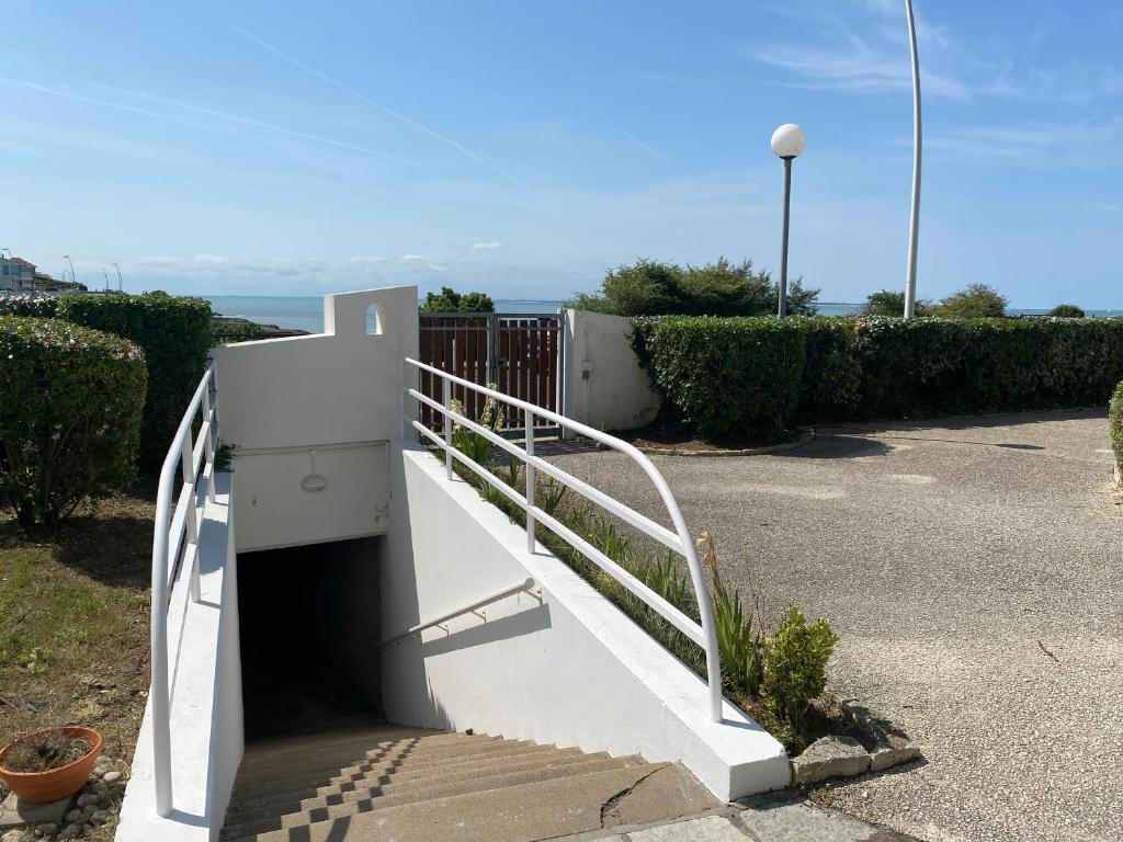 Zdjęcie z galerii obiektu Appartement T2 vue mer, accès plage, balcon, parking, Wifi - Vaux-sur-Mer - FR-1-539-43 w mieście Vaux-sur-Mer