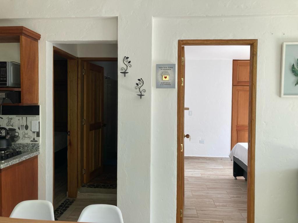 Cette chambre comprend une cuisine et une salle à manger avec une table et des chaises. dans l'établissement Apartahotel Villa Carolina 2, à Jericó