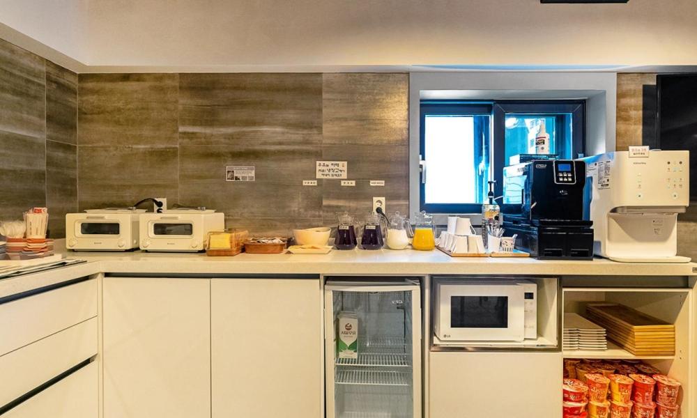 Kuchyň nebo kuchyňský kout v ubytování Pohang A1 Hotel Yeongildae Branch