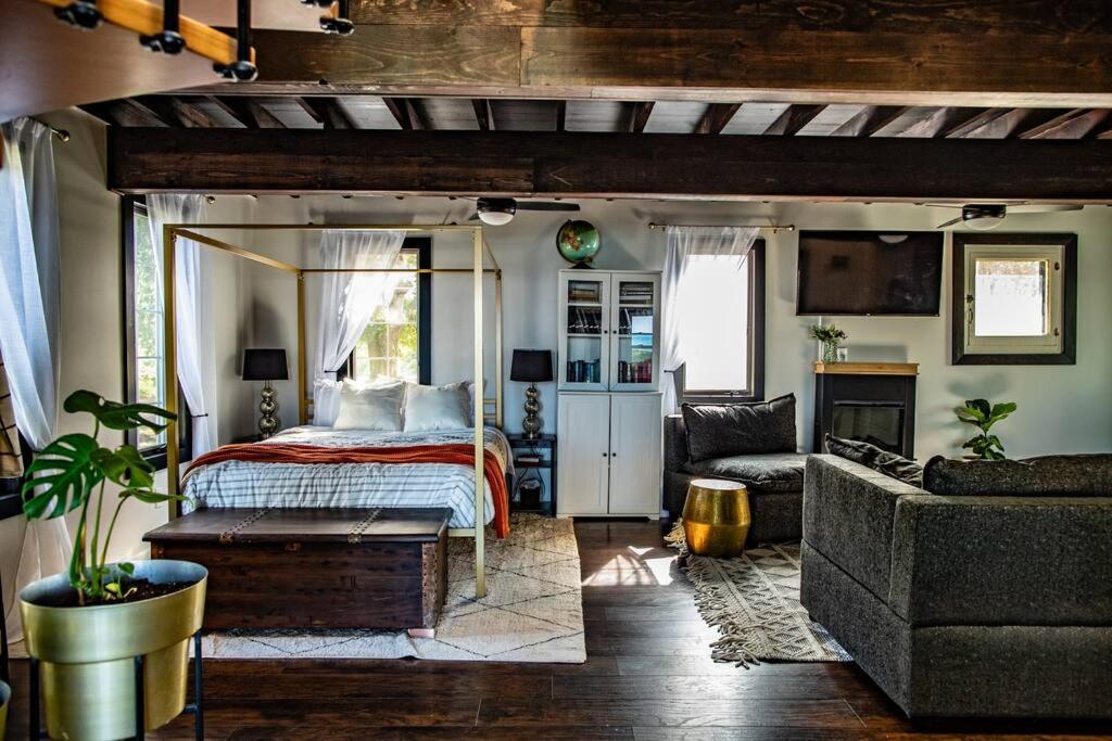 sala de estar con cama y sofá en The Fisherman's Cottage - a Lakeside Loft, 