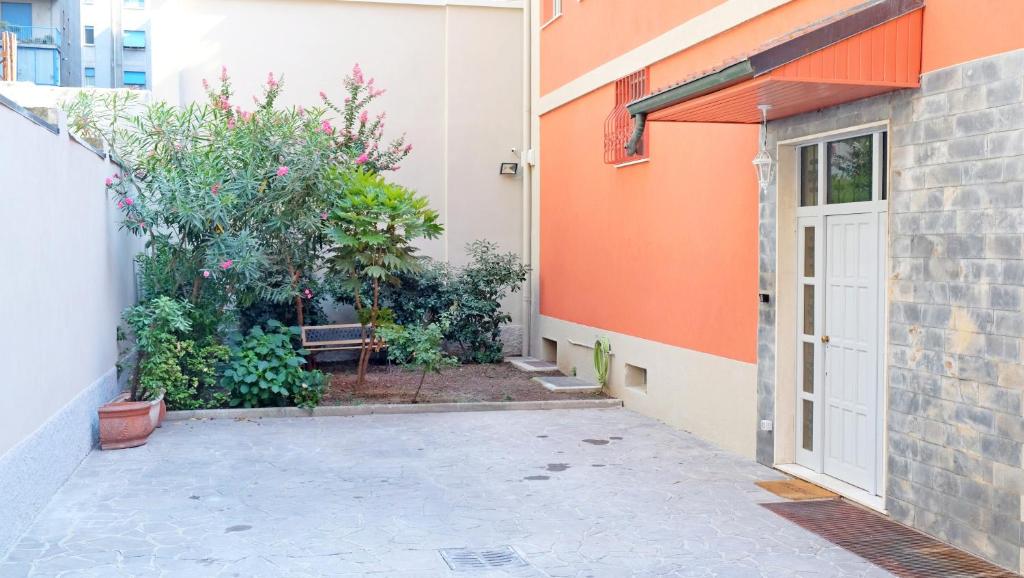 una casa naranja y blanca con una puerta en B&B I 10 mondi, en Milán