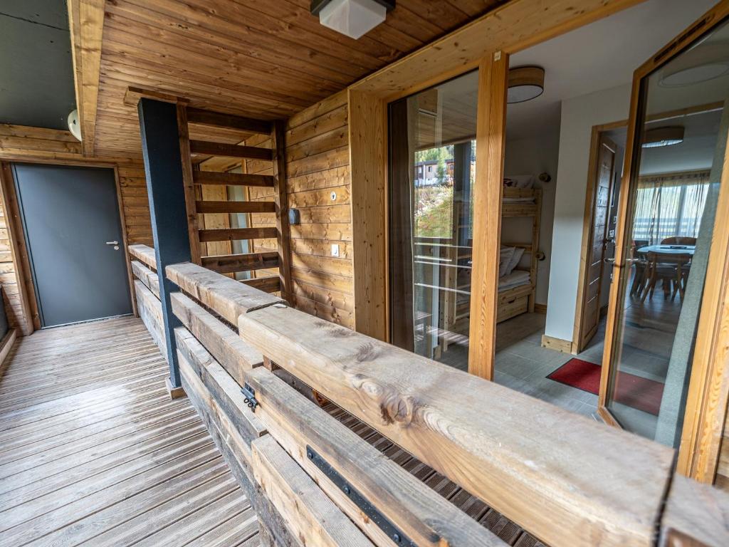 um alpendre de madeira com um banco numa casa em Appartement La Plagne-Tarentaise, 3 pièces, 6 personnes - FR-1-351-178 em La Plagne Tarentaise