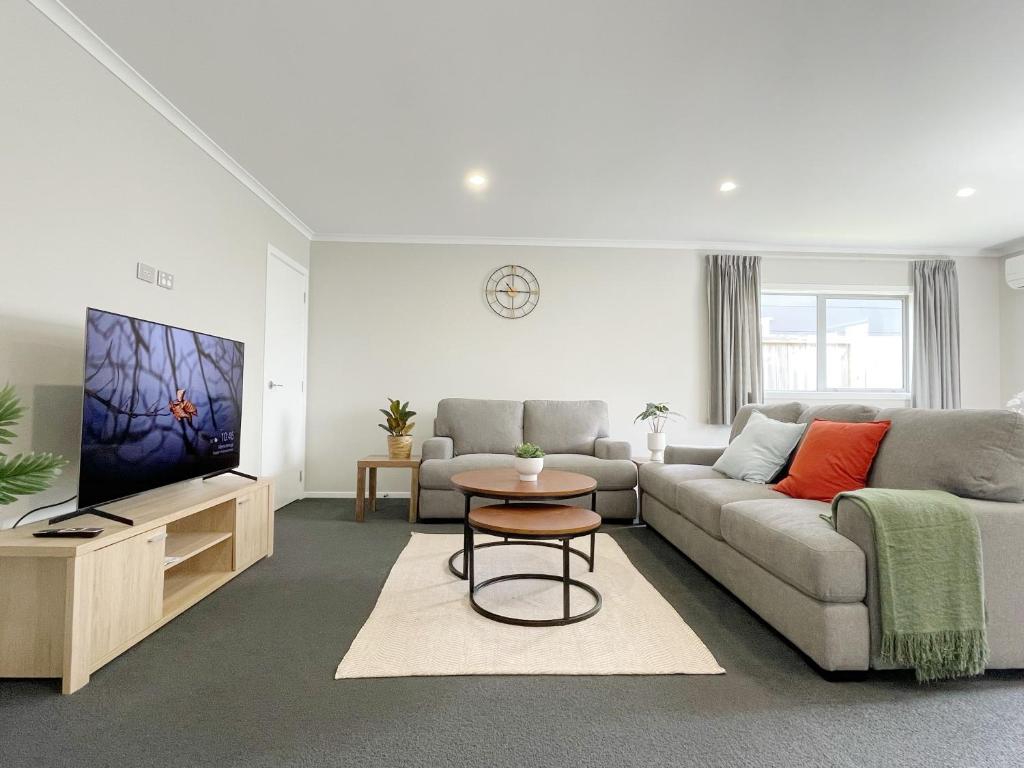 een woonkamer met een bank en een tv bij Modern and Comfortable Home in Flagstaff in Hamilton